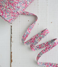 Load image into Gallery viewer, Wiltshire bud bias tape by the yard -1/2" double fold